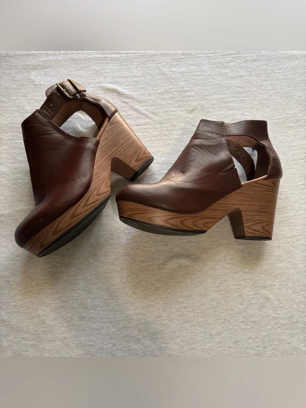 Pierre Dumas Brown Faux Leather Platform Cutout Clogs Heels Size 7